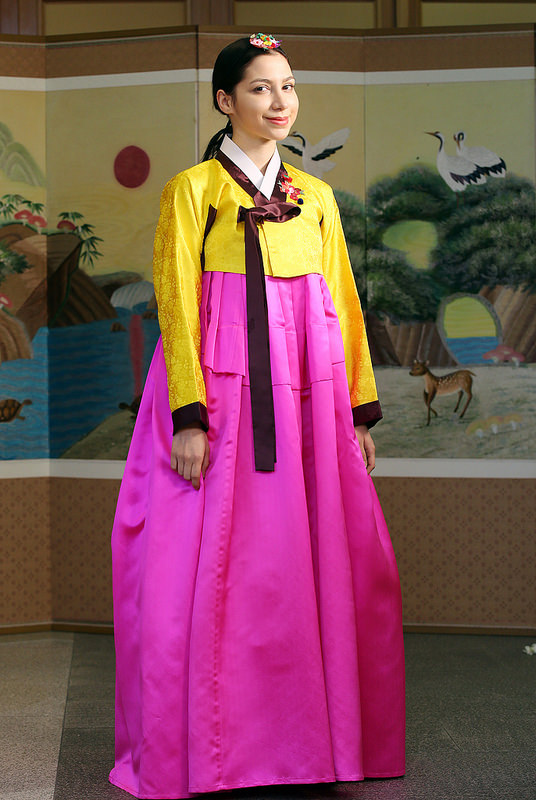 이란 출신의 파리아 사벳(Paria Samimi Sabet)은 로샤나 모스렘자드와 사촌지간이다. 함께 사진 작품을 완성해 공모전에서 수상했다.