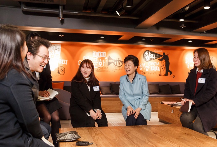 박근혜 대통령이 11일 문화창조융합벨트 출범식에 참석한 뒤 문화콘텐츠 업계 대표, 예비•초기 창업자, 창작뮤지컬 배우 등을 만나 격려하고 있다. 