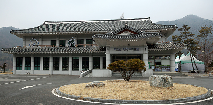 설천면의 바이크텔은 자연을 벗삼아 사이클을 즐기고자 하는 관광객들에게 인기 만점의 숙소다. 