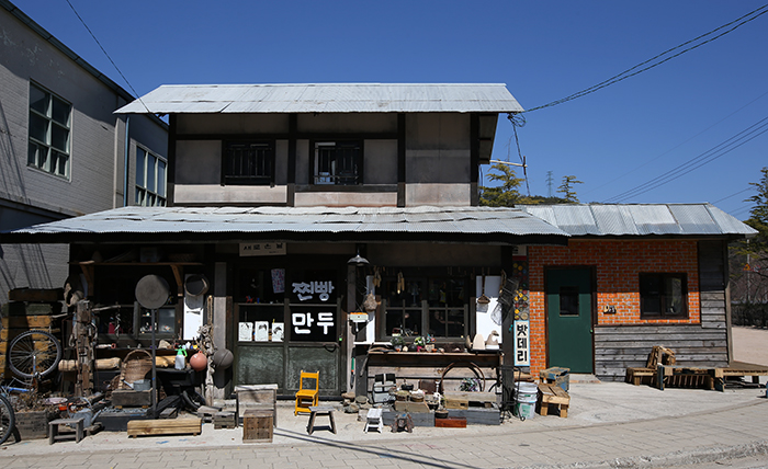 합천영상테마파크는 조선시대 하늘에 제사를 지냈던 환구단 (위), 각종 물품을 판매하던 골목 상점 등 지난 1920년대부터 1980년대까지 수도 서울의 모습을 생생히 재현했다.