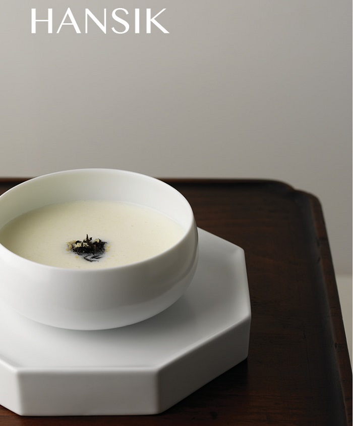 한식문화를 쉽게 이해할 수 있도록 영어와 이탈리아어로 소개책자가 제작됐다. 사진은 잣죽.