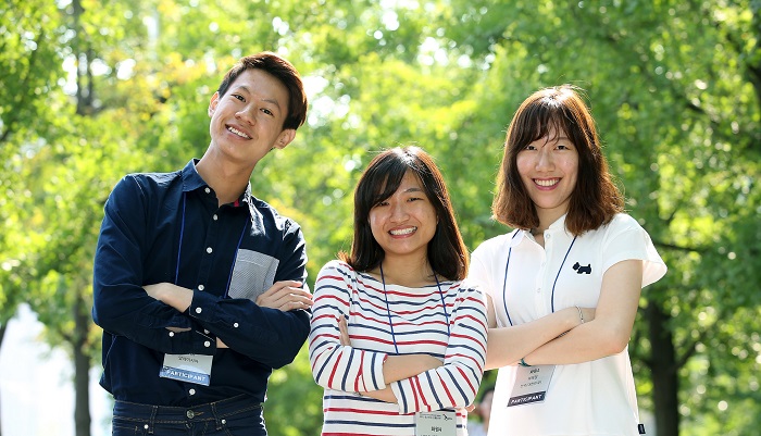 조선시대의 화가 김홍도를 연구한 ‘화원4’팀. 팀 구성은 말레이시아에서 온 케빈웅와이(왼쪽), 리유진번(Liew Jeen Vern)(왼쪽에서 두 번째)과 한국인 학생 채혜정, 김이진 등으로 이뤄졌다. 