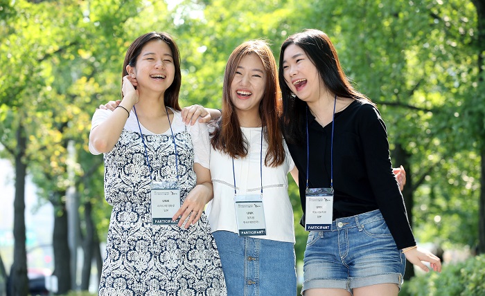 조선 14세기의 한일외교관 ‘이예’를 연구한 UNIK (You and I in Korea)팀. (왼쪽부터) 일본에서 온 시라나미 치하루(Shiranami Chiharu), 한국인 학생 정지원과 와토 미도리코(Wato Midoriko) 등으로 이뤄졌다. 