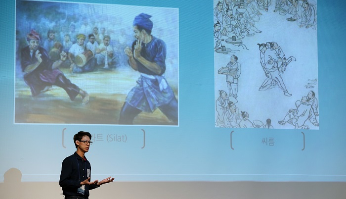 케빈 웅와이 (Kevin Wong Wai Hoong)가 조선시대 화가 김홍도와 말레이시아 화가 에나스(Mohd Hoessein Enas) 작품의 공통점과 차이점을 비교하고 있다. 