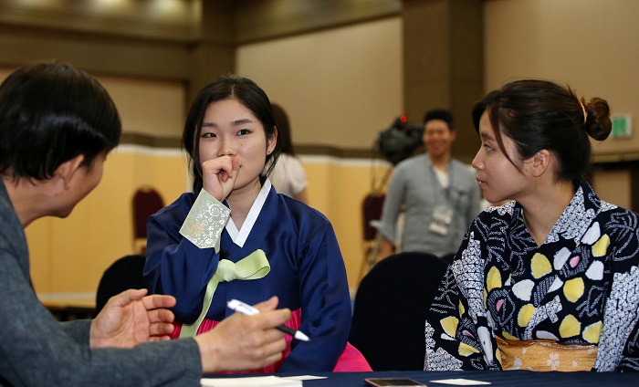 와토 미도리코(가운데)와 시라나미 치하루가 이번 프로젝트에서 소개할 외교관 이예에 대해 설명하고 있다.