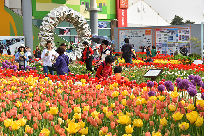 Lễ hội Hoa Quốc tế Goyang 2016 sẽ diễn ra tại Công viên Hồ Ilsan trong 17 ngày, từ 29/4 đến 15/5 tới đây.