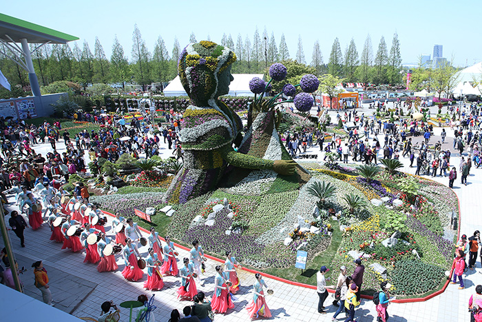Khách tham quan có thể ngắm khu vườn ngoài trời có 6 chủ đề khác nhau tại Lễ hội Hoa Quốc tế Goyang 2016.