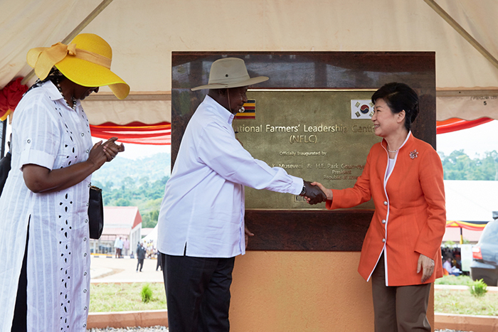 First Lady Janet Museveni (left), President Yoweri Museveni (center) and President Park Geun-hye attend the launch ceremony for the National Farmers' Leadership Center in the rural district of Mpigi, Uganda, on May 30. The center will train local farmers in agricultural techniques based on Korea's New Community Movement, or .