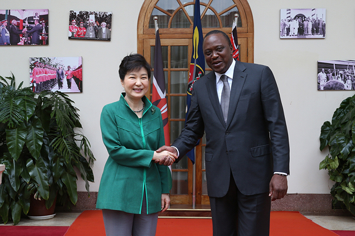 President Park Geun-hye (left) and Kenyan President Uhuru Kenyatta shake hands at the presidential palace in Nairobi on May 31.