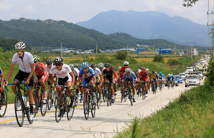 Vào ngày 5 tháng 9, các vận động viên đang nhấn pedan đua trong giải Tour de DMZ 2016, cuộc đua xe đạp dành cho thanh thiếu niên thế giới. 