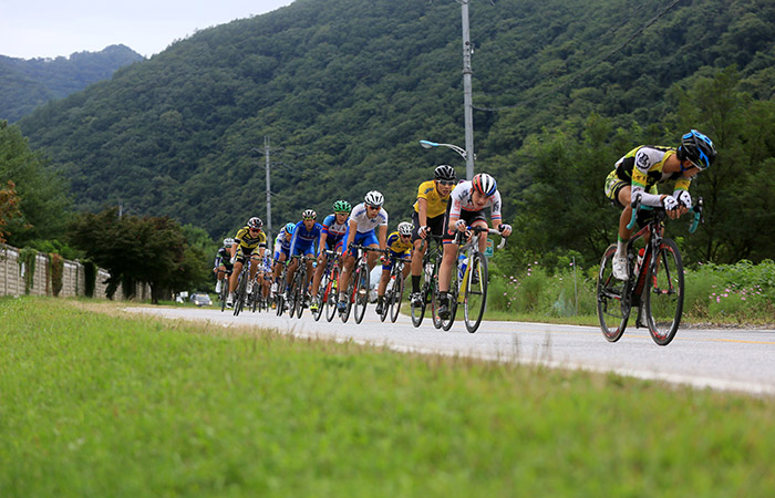 Vận động viên trẻ cạnh tranh ở Tour de DMZ 2016 đang vượt qua đường đua quanh co ở tỉnh Gangwon-do vào ngày đua thứ 2, ngày 4 tháng 9. 