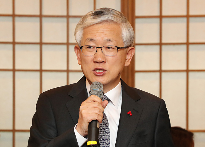 남관표 국가안보실 제2차장이 11일 청와대 춘추관에서 문재인 대통령 중국 국빈 방문 관련 브리핑을 하고 있다. (연합뉴스)