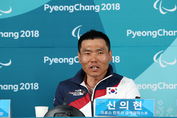 신의현이 17일 강원도 평창 바이애슬론센터에서 열린 2018 평창동계패럴림픽 크로스컨트리스키 남자 7.5㎞ 좌식경기에서 우승한 뒤 평창 선수촌에서 인터뷰를 하고 있다. 김순주.