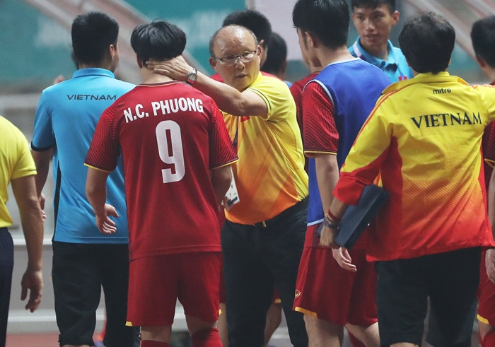 Ông Park Hang-seo, huấn luyện viên của đội tuyển bóng đá quốc gia Việt Nam đang khích lệ các cầu thủ Việt Nam sau khi kết thúc trận bán kết bóng đá nam của Đại hội Thể thao châu Á Jakarta-Palembang 2018 đã được tổ chức ở sân vận động Pakansari, Indonesia vào ngày 29/8 (theo giờ địa phương). (Ảnh: Yonhap News)