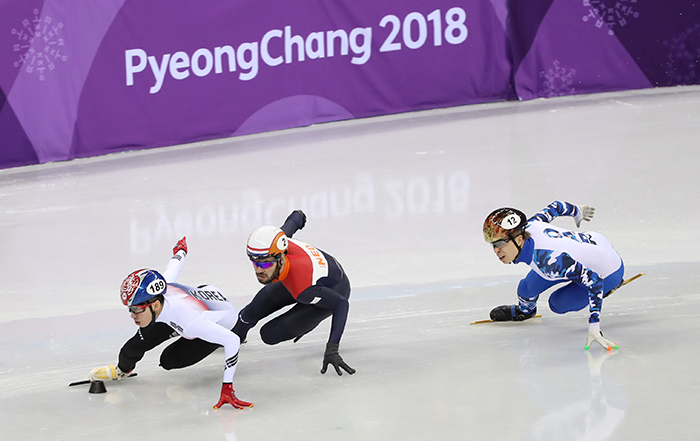 한국 쇼트트랙 대표팀의 임효준(왼쪽)이 10일 강릉 아이스아레나에서 열린 2018 평창동계올림픽 쇼트트랙 남자 1,500m에서 질주하고 있다.