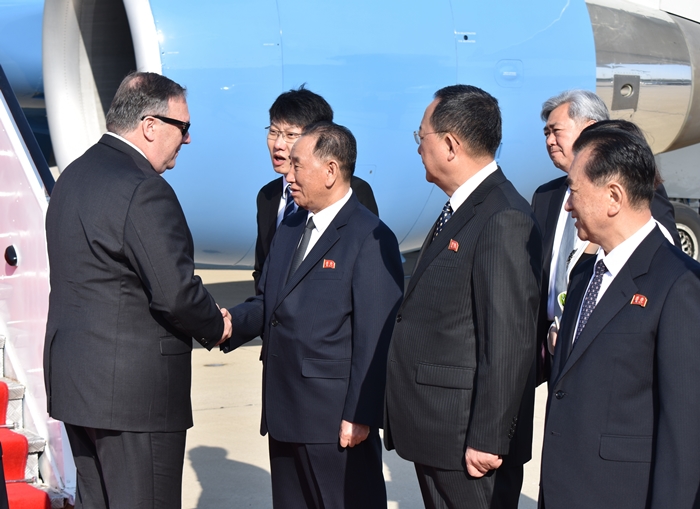 Đây là hình ảnh của Ngoại trưởng Mỹ Mike Pompeo (bên trái) đã bắt tay với Phó Chủ tịch Ủy ban Trung ương Đảng Lao động Bắc Triều Tiên Kim Yong Chol sau khi ông Pompeo đến Bình Nhưỡng vào ngày 9/5 năm ngoái. (Ảnh: Yonhap News)