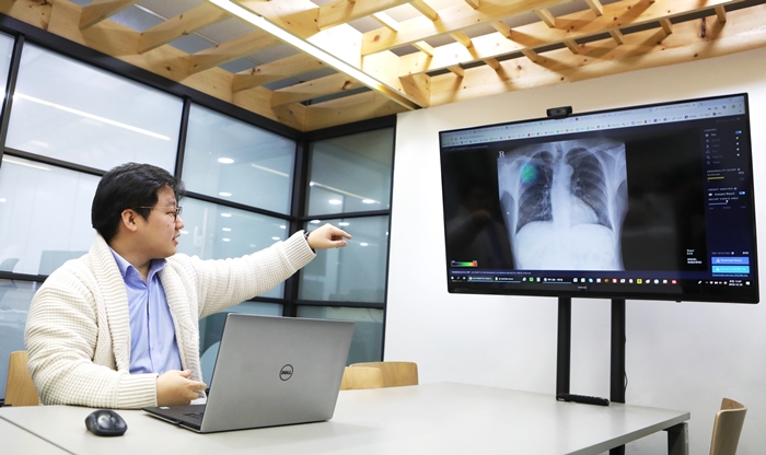 Giám đốc của công ty Lunit Brandon B. Suh đã diễn thử “Lunit INSIGHT for Chest Radiography”- phần mềm chẩn đoán y tế được sản xuất với công nghệ trí tuệ nhân tạo (AI). Khi các bác sĩ phân tích dữ liệu thông qua phần mềm này thì những phần bị bệnh sẽ được thể hiện bằng màu sắc liên quan. (Ảnh: Phóng viên Kim Sunjoo)