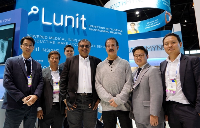 Tiến sĩ Khan Siddiqui (thứ tư bên phải), tiến sĩ Eliot Siegel (thứ ba bên phải) và giám đốc của công ty Lunit Brandon B. Suh đã họp lại ở cuộc họp thường niên của Hiệp hội X-quang Bắc Mỹ (RSNA) diễn ra vào tháng 11 năm ngoái. (Ảnh: Công ty Lunit)