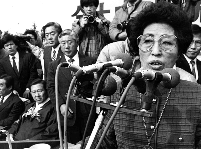 Vào tháng 12 năm 1987, cựu đệ nhất phu nhân Lee Hee-ho đã kêu gọi sự ủng hộ với các cử tri nữ trong một cuộc vận động tranh cử trên đảo Jeju-do cho chồng bà Kim Dae-jung, cựu Tổng thống Hàn Quốc. (Ảnh: Yonhap News)