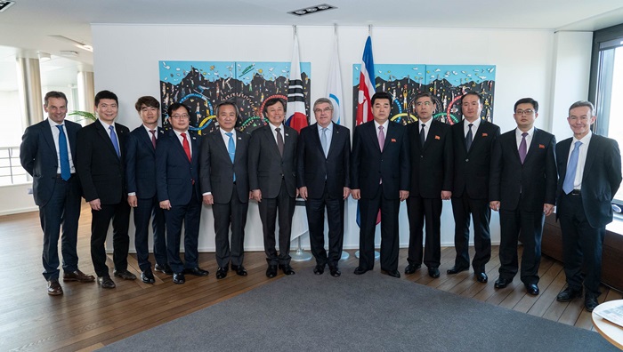 Bộ trưởng Bộ Văn hóa, Thể thao và Du lịch Hàn Quốc Do Jonghwan (thứ sau bên trái) và Chủ tịch Ủy ban Olympic Quốc tế (IOC) Thomas Bach (thứ bảy bên trái) cùng các quan chức IOC đã có cuộc hội đàm tại trụ sở IOC, Lausanne, Thụy Sĩ vào ngày 15/2 (theo giờ địa phương). (Ảnh: Ủy ban Olympic Quốc tế)
