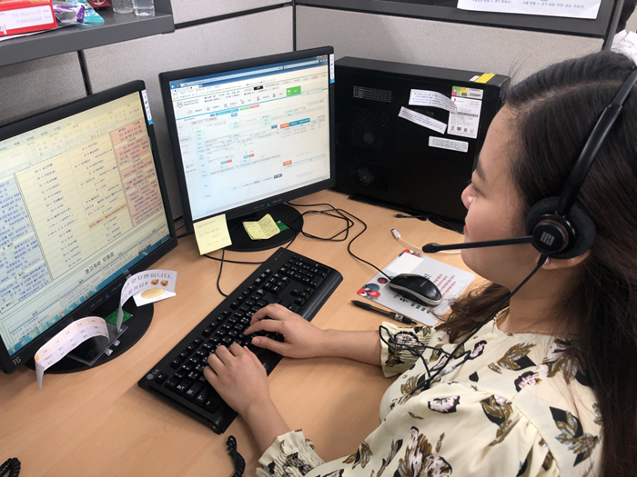 Trung tâm Tổng hợp hướng dẫn người nước ngoài 1345 (Trung tâm tổng đài 1345) sẽ thực hiện dịch vụ thông dịch ba bên với Văn phòng Công tố viên Tối cao Hàn Quốc để hỗ trợ những nạn nhân nước ngoài của tội phạm. Hình ảnh này là một nhân viên tư vấn làm ở Trung tâm tổng đài 1345. (Ảnh: Bộ Tư pháp Hàn Quốc)