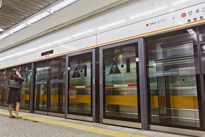 Ga Ankuk đã được thành phố Seoul chọn làm “Ga chủ đề về phong trào độc lập” nhân dịp kỷ niệm 100 năm phong trào độc lập ngày 1/3 và thiết lập Chính phủ lâm thời Đại Hàn Dân Quốc. Tại chỗ lên tàu điện ngầm nằm ở tầng hầm 4, trên màn hình ở các cánh cửa ra vào hiện ra các thành tựu và lời nói của những người tham gia vào phong trào độc lập. (Ảnh: Công ty Seoul Metro)
