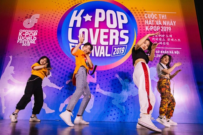 Vòng chung kết của một cuộc thi hát và nhảy Kpop đã được tổ chức ở Quảng trường Đông Kinh Nghĩa Thục, Hà Nội, Việt Nam từ ngày 11-12/5. Đây là bức ảnh của một nhóm nhảy đã tham gia ở vòng loại vào ngày 21/4 vừa qua. (Ảnh: Trung tâm văn hóa Hàn Quốc tại Việt Nam)