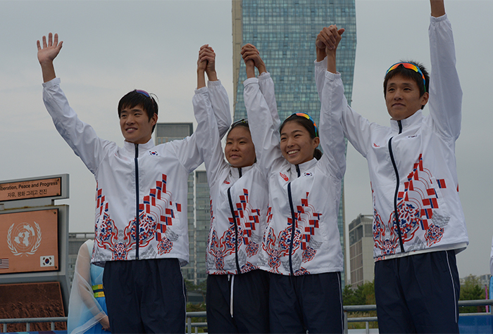 Tại phần thi đấu ba môn
phối hợp đồng đội nam nữ của Asian Games Incheon 2014, Hàn Quốc đã dành được
huy chương bạc. Từ trái sang phải lần lượt là các vận động viên Kim Ji Hwan,
Kim Kyu Ri, Jeong Hye Rim, Heo Min Ho.