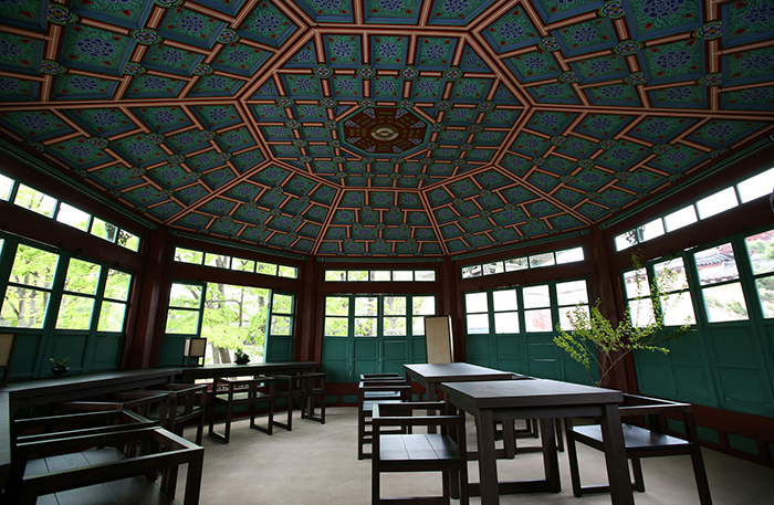 Gian Parujeong bên cạnh thư viện sách được cải tạo thành không gian café sách, nơi du khách có thể thưởng thức món ăn nhẹ, đọc sách và nghỉ ngơi.
