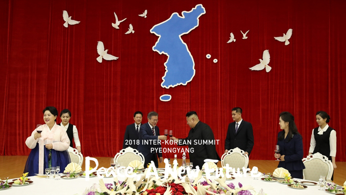Tổng thống Hàn Quốc Moon Jae-in và Chủ tịch Ủy ban Quốc vụ Bắc Triều Tiên Kim Jong Un đang nâng ly tại sự kiện tiếp đón chính thức diễn ra tại phòng tiệc của tòa nhà Mokran vào ngày 18/9. (Ảnh: Đoàn phóng viên lấy tin chung về Bình Nhưỡng)