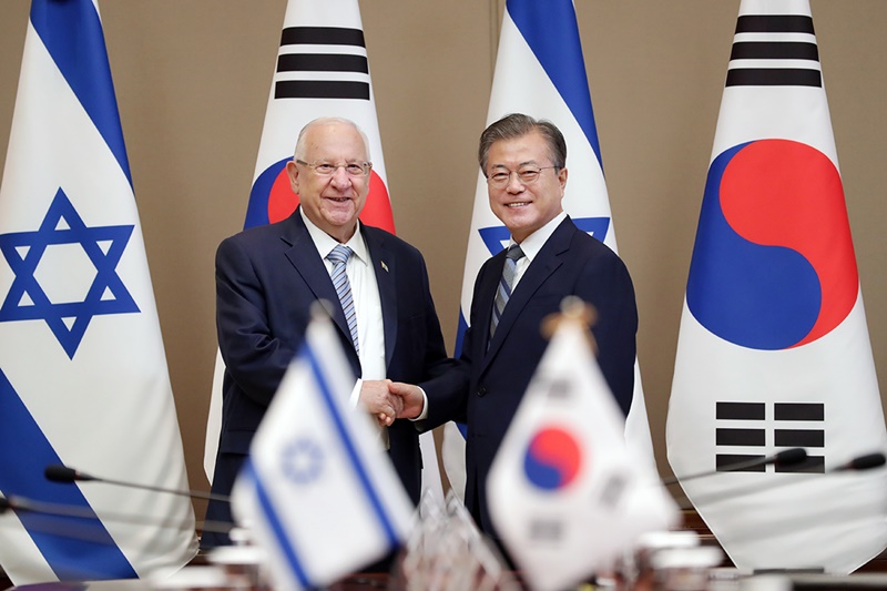 Tổng thống Hàn Quốc Moon Jae-in (phải) đã có cuộc hội đàm thượng đỉnh với Tổng thống Israel Reuven Rivlin tại Nhà Xanh vào ngày 15/7 vừa qua. (Ảnh: Nhà Xanh)