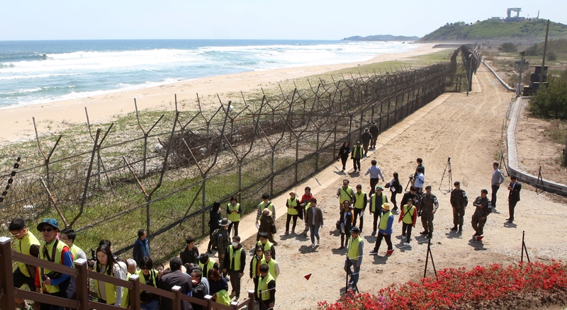 Những du khách đã tham gia vào tour tham quan “Con đường hòa bình DMZ” ở huyện Goseong-gun, tỉnh Gangwon-do vào ngày 27/4 dọc theo lộ trình A dài 2,7km. (Ảnh: Korea.net DB)