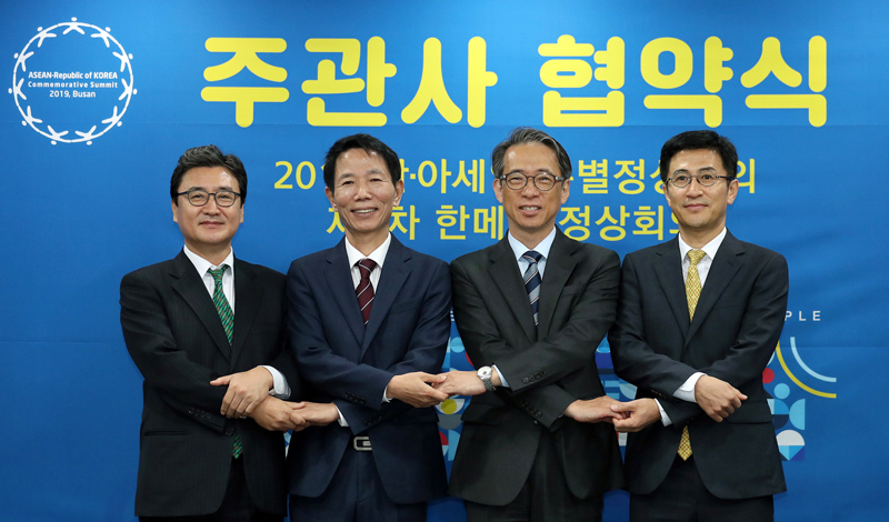 김태훈 해외문화홍보원 원장(왼쪽에서 3번째))이 12일 외신지원센터에서 열린 '2019 한-아세안 특별정상회의' 홍보 협력을 위한 업무협약식에서 협약서에 서명한 뒤, 기념촬영을 하고 있다. 왼쪽부터 이승열 국제방송교류재단 사장, 김종면 KBS 보도본부장, 김태훈 해외문화홍보원장, 이성한 엽합뉴스 편집총국장.최를 기원하며 환하게 웃고 있다. 사진 왼쪽에서부터 