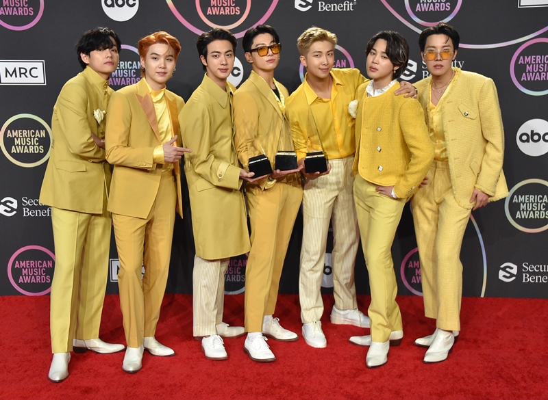 Nhóm nhạc K-pop BTS vào ngày 21/11 (giờ địa phương) đã chụp ảnh kỷ niệm tại lễ trao giải âm nhạc American Music Awards (AMAs) 2021 diễn ra ở thành phố Los Angeles, Mỹ. (Ảnh: Yonhap News)