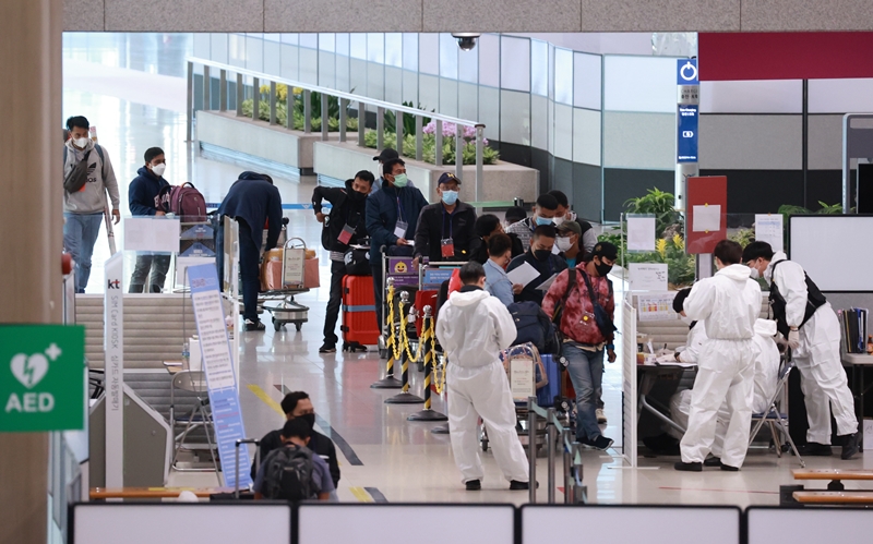 Những công dân nước ngoài đã được tiêm phòng vắc xin Covid-19 đầy đủ ở nước ngoài sẽ được phép sử dụng “thẻ vắc xin” ở Hàn Quốc mà không cần xuất trình giấy chứng nhận miễn cách ly. Ảnh trên chụp các hành khách nước ngoài tại Nhà ga số 1 của Sân bay quốc tế Incheon vào ngày 6 tháng 12. (Ảnh: Yonhap News)