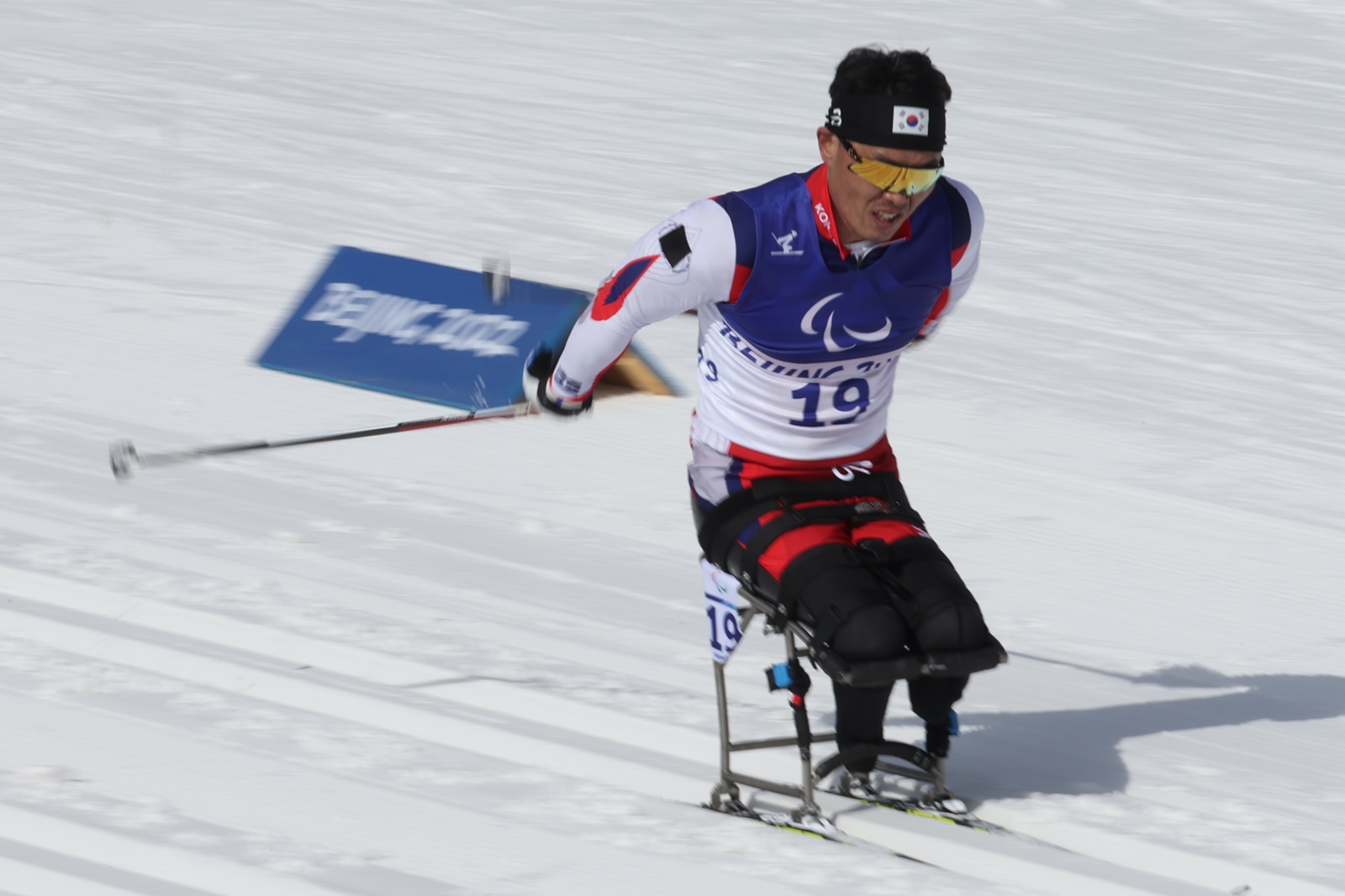 Vận động viên Hàn Quốc Sin Eui Hyun trong trận thi đấu môn trượt tuyết băng đồng ngồi (Cross-country skiing) nam của Thế vận hội người khuyết tật Mùa đông Bắc Kinh 2022. (Ảnh: Yonhap News) 