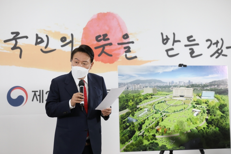 Tổng thống đắc cử Hàn Quốc Yoon Suk Yeol ngày 20/3 đã phát biểu về kế hoạch chuyển văn phòng tổng thống đến khu phức hợp của Bộ Quốc phòng Hàn Quốc trong một cuộc họp báo được tổ chức ở Cục Giám sát Tài chính (Financial Supervisory Service) Hàn Quốc, quận Jongno-gu, thủ đô Seoul. (Ảnh: Ủy ban chuyển tiếp chính quyền của Tổng thống Hàn Quốc lần thứ 20) 
