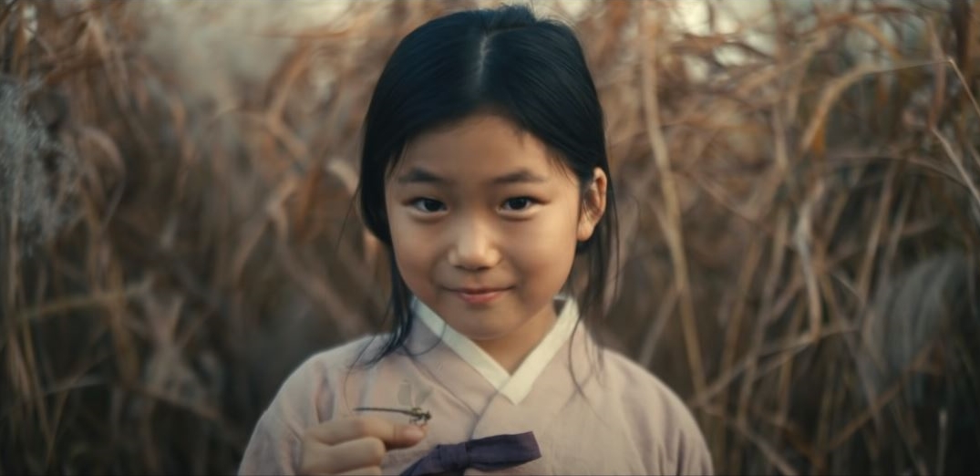 Nhân vật chính Sunja khi còn nhỏ trong loạt phim “Pachinko”. (Ảnh: Kênh YouTube chính thức của Apple TV+) 