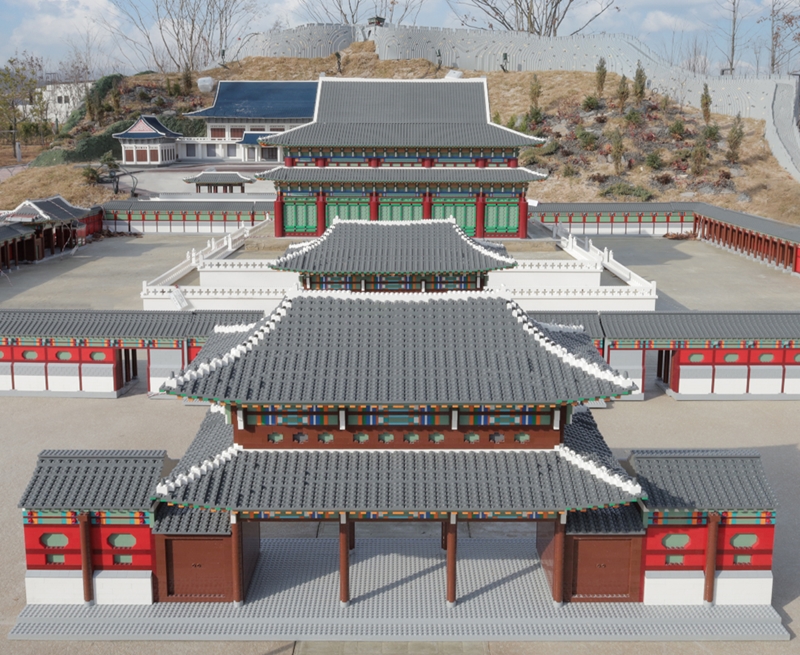 Một bản sao làm bằng Lego mô tả Cung điện Gyeongbokgung được trưng bày tại Legoland Korea Resort, thành phố Chuncheon, tỉnh Gangwon-do. (Ảnh: Trang Facebook chính thức của Legoland Korea Resort)