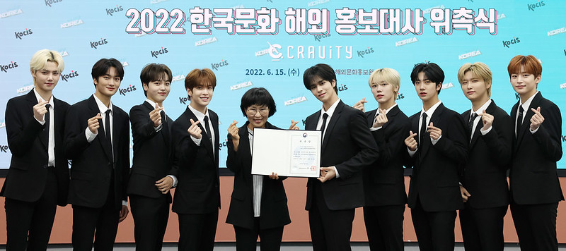 Giám đốc Cơ Văn hóa và Thông tin Hàn Quốc (KOCIS) thuộc Bộ Văn hóa, Thể thao và Du lịch Hàn Quốc Park Myeongsun (thứ năm từ trái sang) chụp ảnh kỷ niệm với nhóm nhạc nam CRAVITY gồm 9 thành viên được bổ nhiệm làm đại sứ quảng bá văn hóa Hàn Quốc năm 2022 của KOCIS, tại Trung tâm KOCIS, quận Jung-gu, thành phố Seoul vào ngày 15/6/2022. (Ảnh: Jeon Han / Korea.net)