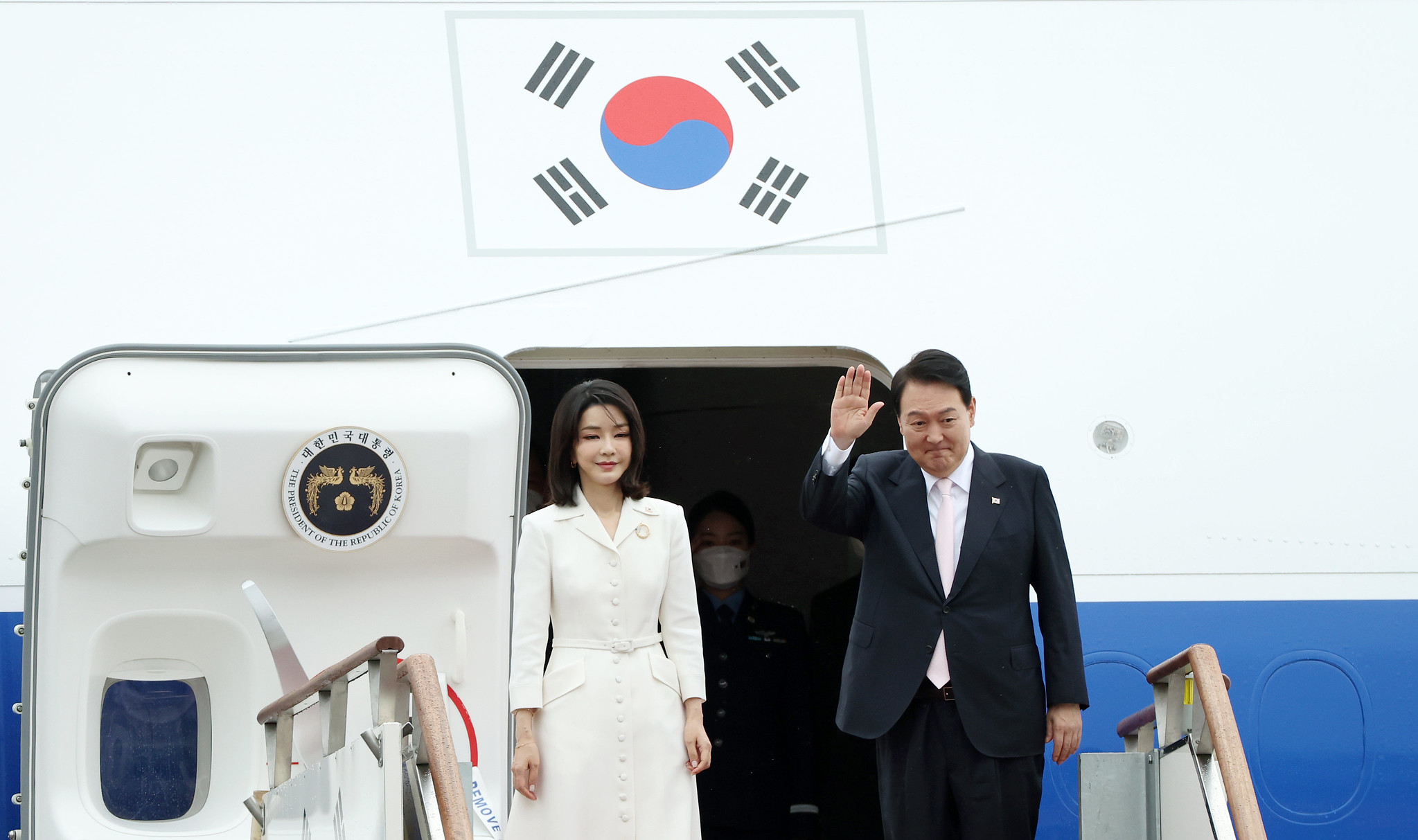 Tổng thống Hàn Quốc Yoon Suk Yeol và Đệ nhất phu nhân Kim Keon Hee vào ngày 27/6 đã lên chuyên cơ tại Căn cứ không quân Seoul nằm ở thành phố Seongnam, tỉnh Gyeonggi-do để bay tới thành phố Madrid (Tây Ban Nha) và dự Hội nghị thượng đỉnh Tổ chức Hiệp ước Bắc Đại Tây Dương (NATO). (Ảnh: Jeon Han / Korea.net)