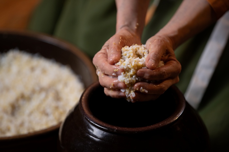 Thành phần chính của rượu Gamhongno là gạo, kê tẻ màu vàng, long nhãn, quế, vỏ quýt khô, đinh hương khô, gừng, cam thảo và tử thảo. (Ảnh: Kim Sunjoo / Korea.net)