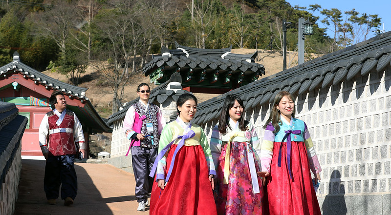 “Phong cách Hanbok” (Hanbok lifestyle), bao gồm việc mặc Hanbok và những ứng xử văn hóa gắn liền với Hanbok, đã được công nhận là Di sản văn hóa phi vật thể quốc gia của Hàn Quốc. Ảnh trên chụp du khách mặc Hanbok đi bộ dọc theo Samdo Sugun Tongjeyeong, trụ sở của lực lượng hải quân trong triều đại Joseon (1392-1910) ở thành phố Tongyeong, tỉnh Gyeongsangnam-do. (Ảnh: Jeon Han / Korea.net)