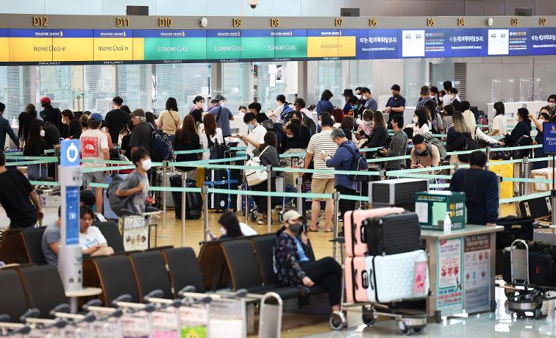 Chương trình miễn thị thực cho du khách đến từ Nhật Bản, Đài Loan và Ma Cao sẽ được gia hạn đến hết ngày 31/10/2022. Trong ảnh là quầy làm thủ tục tại Nhà ga Hành khách số 1 của Sân bay Quốc tế Incheon. (Ảnh: Yonahp News) 