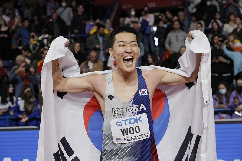 Nam vận động viên nhảy cao Hàn Quốc Woo Sang-hyeok vào ngày 20 tháng 3 (giờ Hàn Quốc) đã ăn mừng sau khi giành huy chương vàng với mức xà 2m34 trong trận chung kết môn nhảy cao của Giải vô địch điền kinh trong nhà thế giới 2022 diễn ra ở nhà thi đấu nhà thi đấu Stark Arena, Belgrade, Serbia. (Ảnh: Yonhap News) 