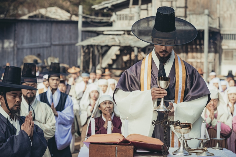 Phân cảnh linh mục Kim Tae-gon trở về Joseon và tiến hành Thánh Lễ Misa trong ngày Lễ Phục sinh. Ảnh: Min Film