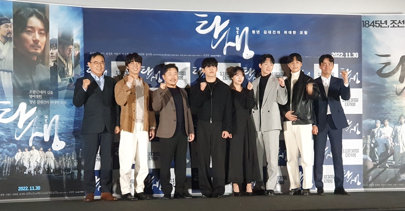 Buổi họp báo và ra mắt phim 'A Birth' diễn ra vào chiều ngày 23/11, tại CGV Yongsan IPark Mall, Yongsan, Seoul. Ảnh chụp kỷ niệm nhân ngày ra mắt phim của đạo diễn Park Heung-sik (đầu tiên bên trái), diễn viên chính Yoon Shi-yoon (đứng thứ 2, bên trái) và các diễn viên khác cùng tham gia. Ảnh: Lee Kyeong-mi