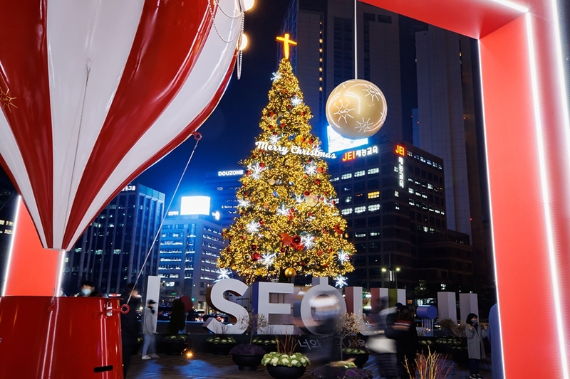 Seoul đã được chọn là điểm du lịch nước ngoài số 1 mà người Nhật muốn đi nhất nhân dịp cuối năm. Ảnh trên cho thấy Cây thông Noel lung linh được lắp đặt trước Tòa thị chính Seoul vào năm ngoái. (Ảnh: Bộ Văn hóa, Thể thao và Du lịch Hàn Quốc)