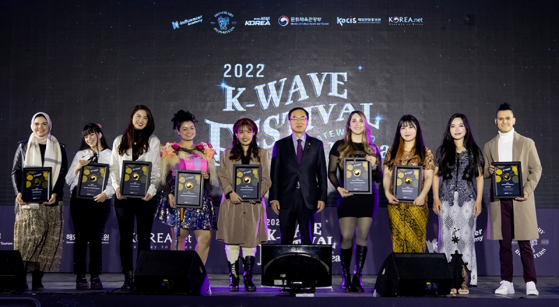 9 K-influencer xuất sắc nhất năm 2022 vào ngày 10/12 chụp ảnh kỷ niệm với Thứ trưởng thứ hai Bộ Văn hóa, Thể thao và Du lịch Hàn Quốc Cho Yong-man, tại sự kiện K-wave Festival 2022 diễn ra ở Trung tâm triển lãm quốc tế Hàn Quốc (KINTEX) ở thành phố Goyang, tỉnh Gyeonggi-do. (Ảnh: Kim Sunjoo / Korea.net)