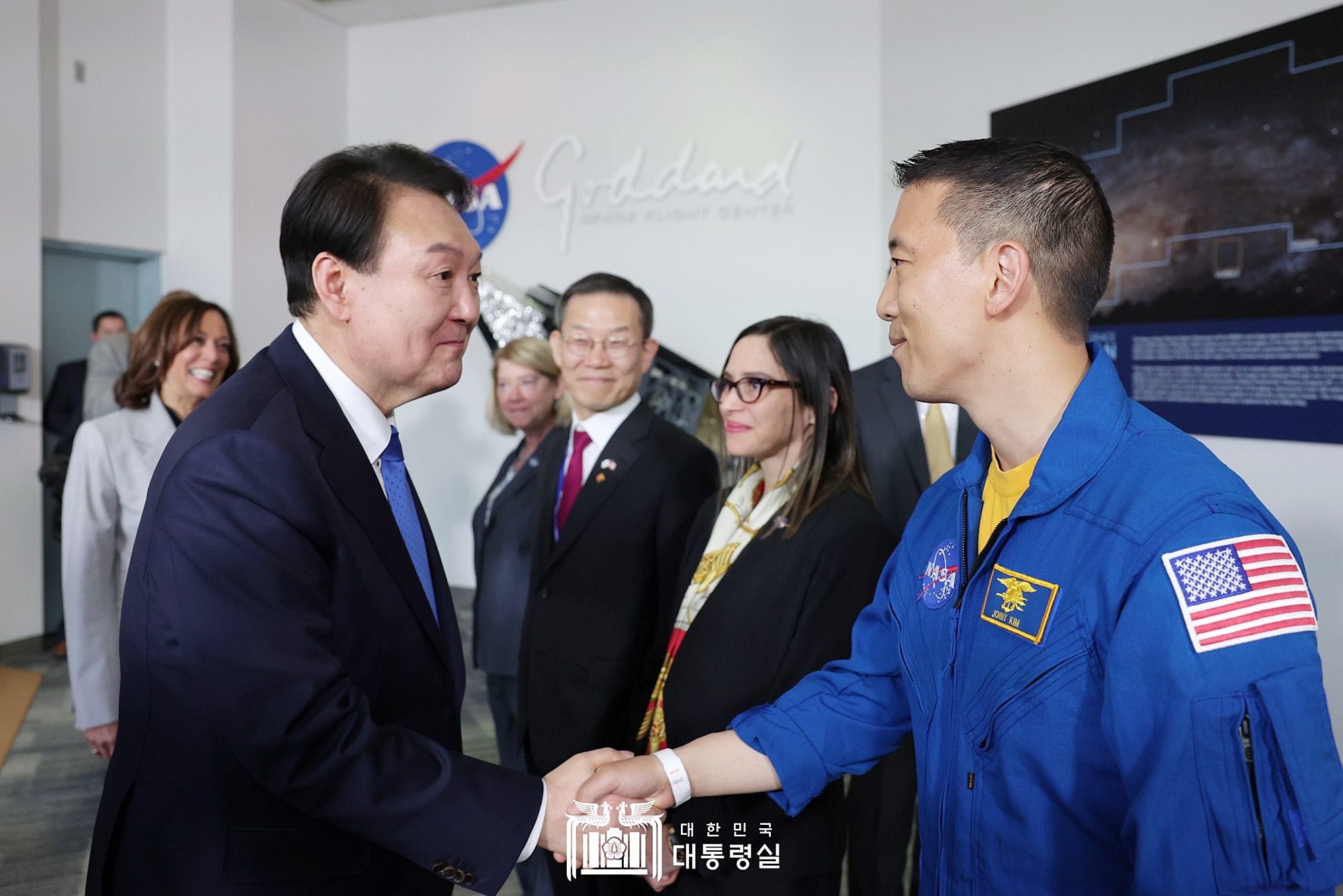 Tổng thống Hàn Quốc Yoon Suk Yeol vào chiều ngày 25 tháng 4 (giờ Mỹ) bắt tay với các nhà khoa học Mỹ gốc Hàn tại Trung tâm bay không gian Goddard (Goddard Space Flight Center, GSFC) của Cơ quan Hàng không Vũ trụ Mỹ (NASA), nằm ở gần thủ đô Washington D.C. (Mỹ). (Ảnh: Văn phòng Tổng thống Hàn Quốc) 